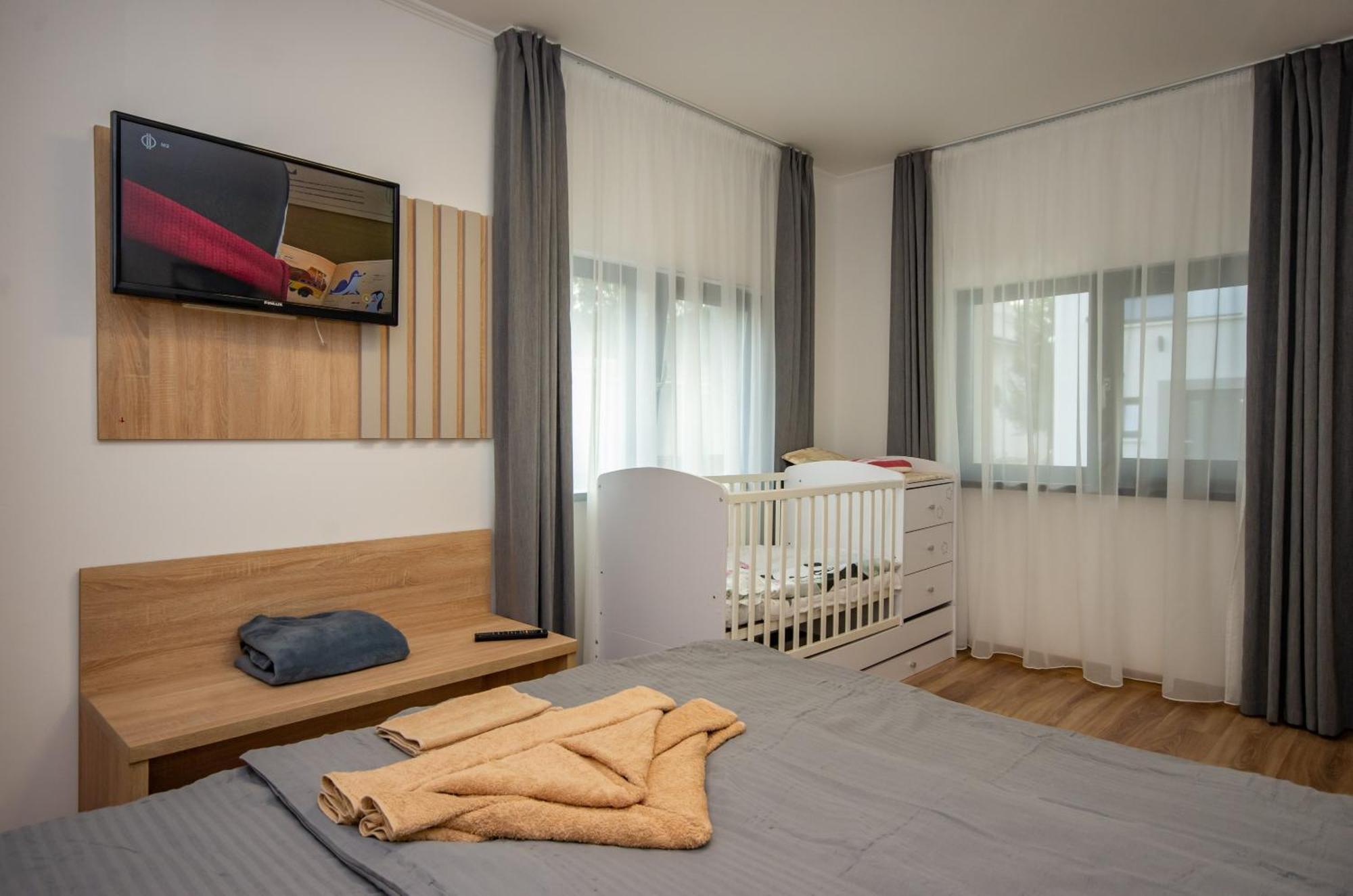 Csaladi Kikoeto Apartman Gyula Exterior photo