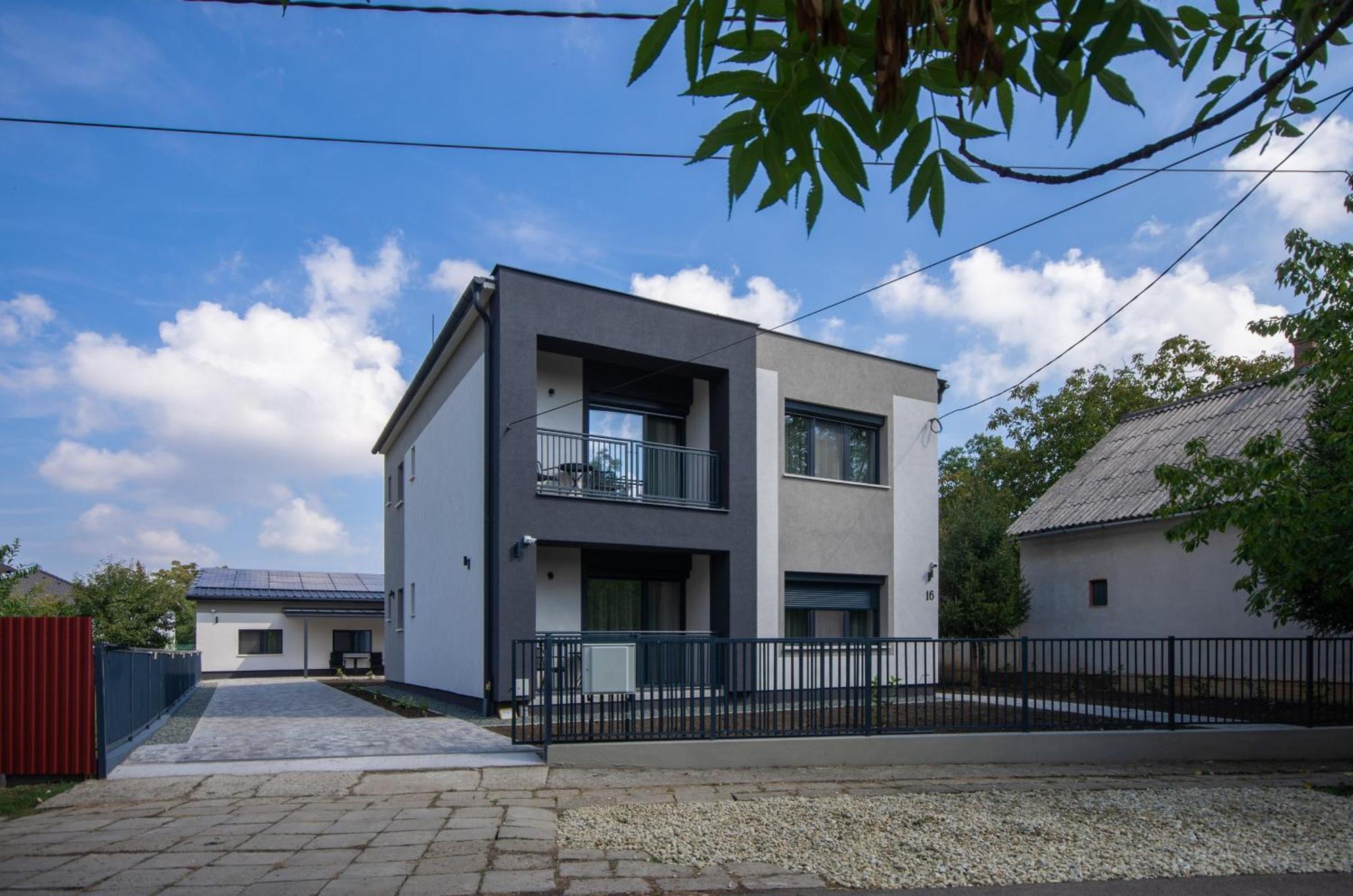 Csaladi Kikoeto Apartman Gyula Exterior photo