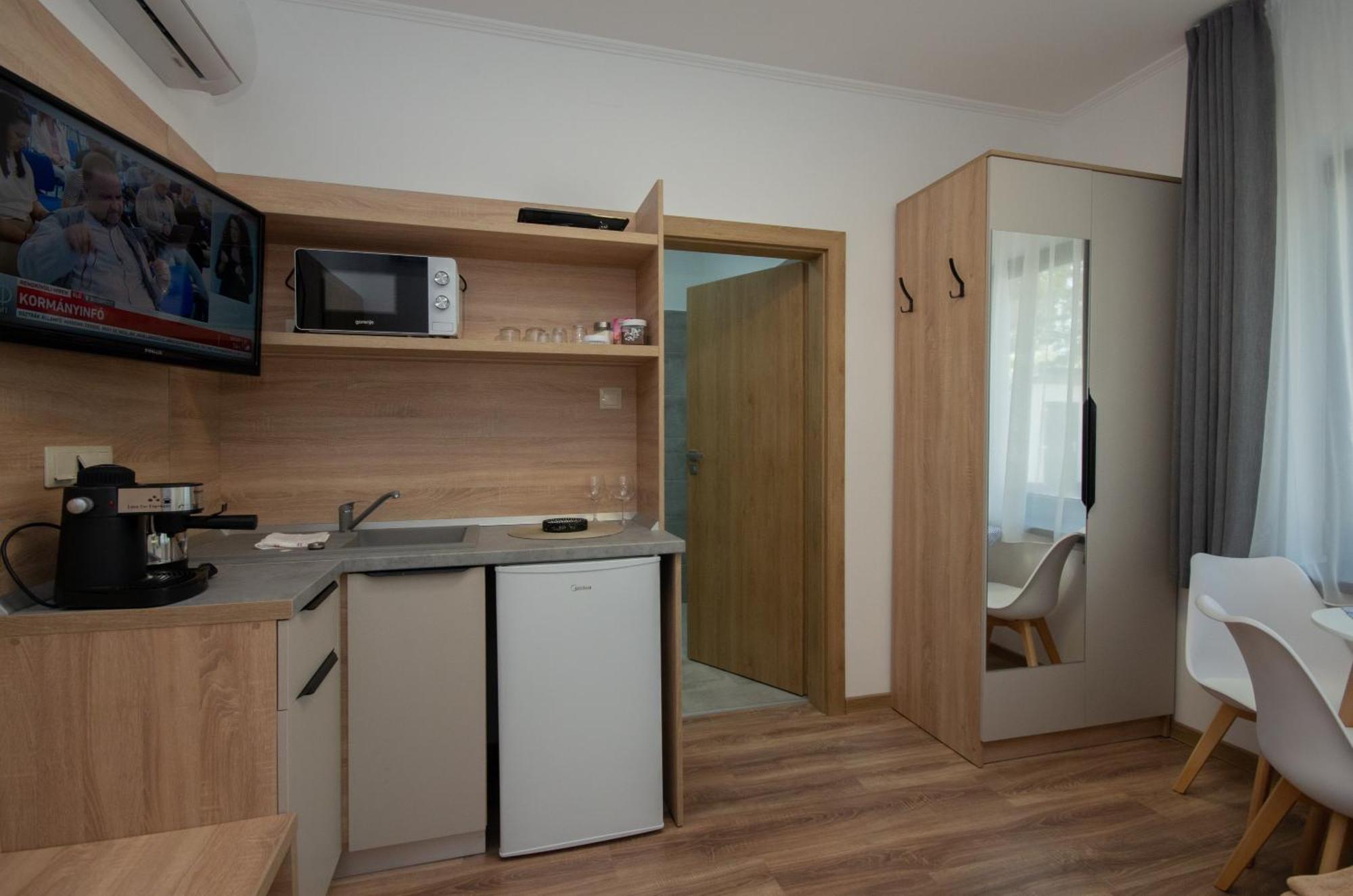 Csaladi Kikoeto Apartman Gyula Exterior photo