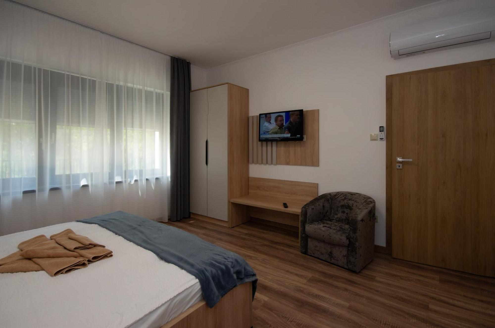 Csaladi Kikoeto Apartman Gyula Exterior photo